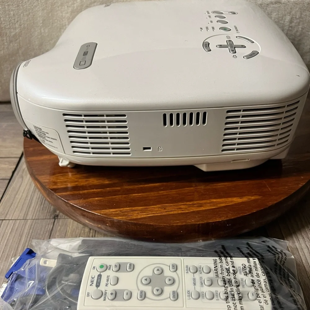 NEC VT470 Portable Video Projector with Remote White Barely Used Tested Works